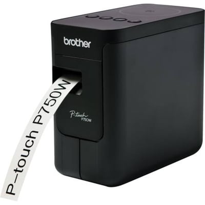 Brother PT-P750W labelprinter i sort med en hvid label, der udskrives med teksten 'P-touch P750W'.