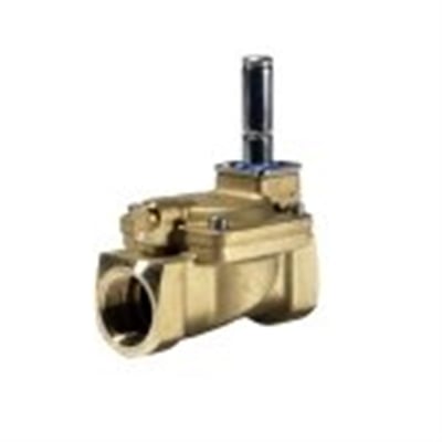 Sidebillede af Danfoss EV220B20B magnetventil, der viser messinghuset og den mørke aktuator på en hvid baggrund.