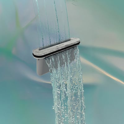 Unidrain selvrensende vandlås 50mm i grå plast viser vandstrøm gennem afløbet for at demonstrere dens funktion.