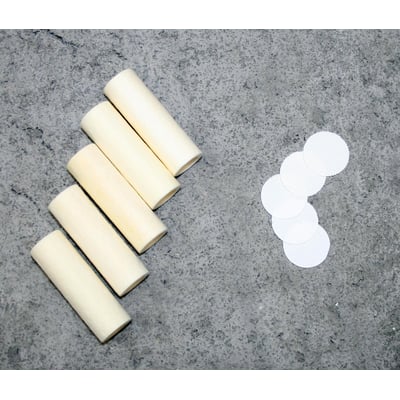 SYSTRONIK kondensat- og partikelfiltersæt med fem gule partikelfiltre og fem hvide runde filtre på grå baggrund.