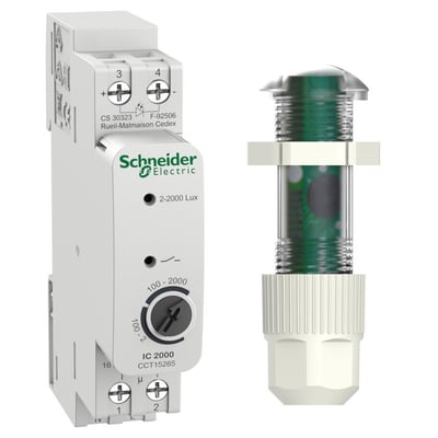 Schneider Electric IC 2000D skumringstimer vist sammen med en separat lyssensor, klar til installation.