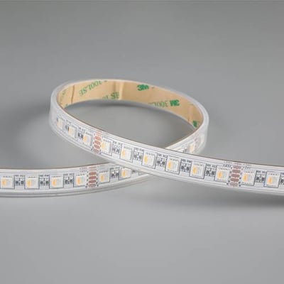 Fleksibelt Ansell Lighting P-Cell LED bånd med RGBW, 5 meter, 24V, IP65, viser tæt på båndet med 3M tape.