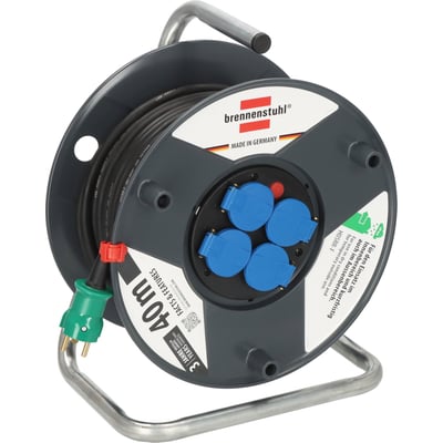 Brennenstuhl kabeltromle Garant 40m, 3G1,5, med 4 IP44 udtag, termosikring og grønt stik, vist med delvis udrullet kabel.