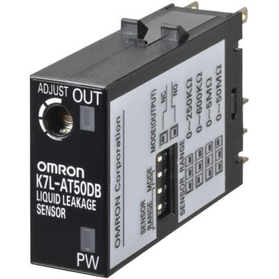 Omron K7L-AT50DB niveauregulator med væskelækagesensor og justerbar responstid, vist med stikforbindelse og kontakter.