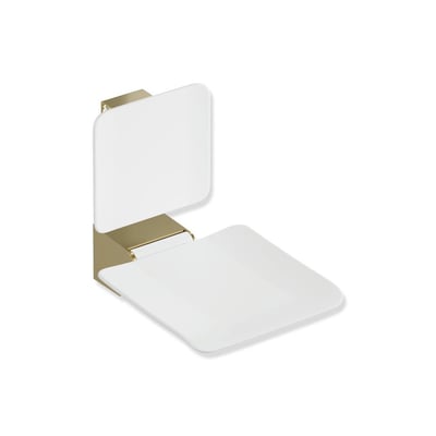 HEWI System 900 klapsæde med ryglæn i hvid og messing, vist udfoldet set skråt forfra; siddefladen måler 450 x 450 mm.