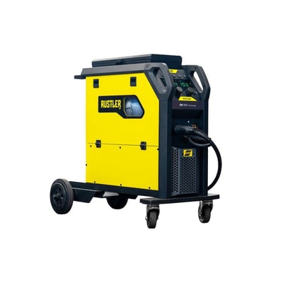 Esab Rustler EM350CPRO Synergic MIG/MAG svejsemaskine på hjul med stort gult kabinet og sort kontrolpanel. Maskinen har tydeligt display og tilslutninger.