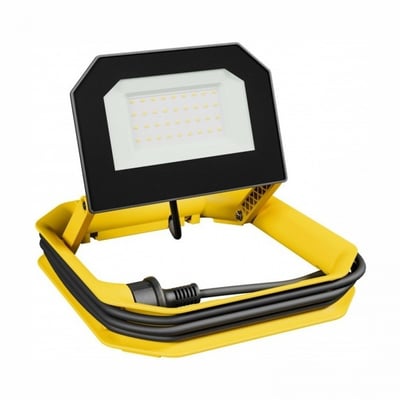 SpectrumLED 30W LED-projektør med sort lampehoved, gul fod og oprullet ledning set skråt forfra.