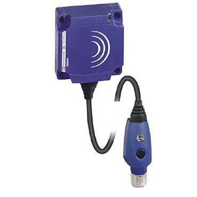 Schneider Electric rotationsvagt 40x40 mm med AC/DC PNP NC, 15mm detekteringsafstand og tilhørende kabel med stik i blå farve.