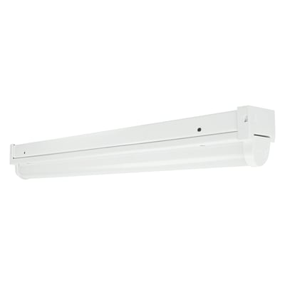 LEDVANCE Linear Ultra Output LED-armatur i hvid, 600 mm og 21 W, set skråt forfra med den lange lysspreder synlig.