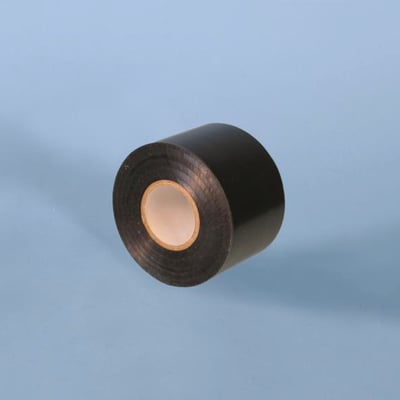 Sort isolerbånd i vinyl fra Stokvis, 50 mm bredt og 20 meter langt, rullet sammen med den åbne kerne synlig.