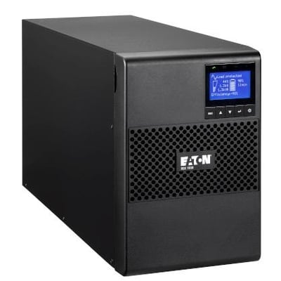 Sort Eaton 9SX1500I UPS i tårnformat, set skråt forfra med blåt display og ventilationsgitter.