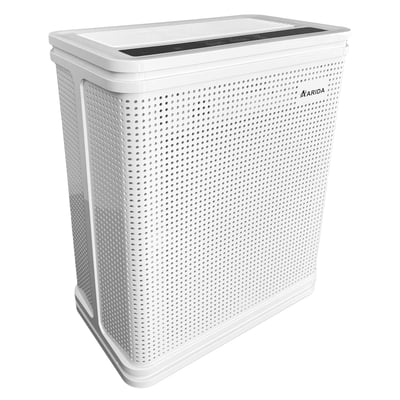 Vinklet frontvisning af Arida Clean luftrenseren, der viser dens moderne, perforated design og hvide finish.