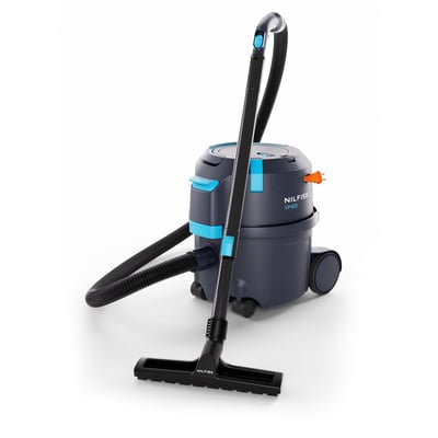 Nilfisk VP400 HEPA XT EU tørstøvsuger med slange, rør og mundstykke på hvid baggrund.
