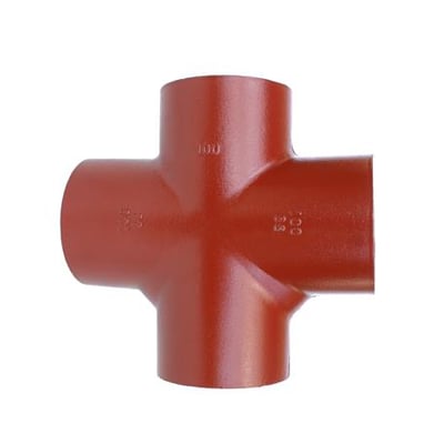 Preis & Co SML DB grenrør i mørkerød, med fire lige store 100mm udgange fordelt i 90 graders vinkler.