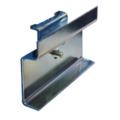 Ophæng til enkelt plastkasse nr. 3 eller 4 fra Maskinfabrikken Universal, lavet af galvaniseret metal med dobbelt bagplade og skrue.