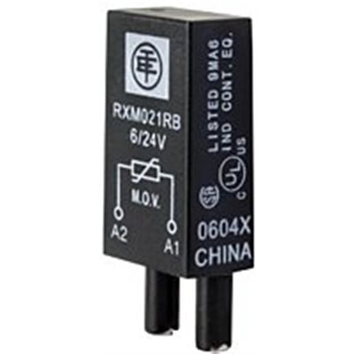 Detaljeret billede af en Schneider Electric MOV varistor til RXM relæer, med mærkning RXM021RB og 6/24V.