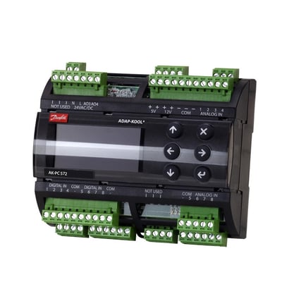 Danfoss AK-PC 572-styring til CO2-anlæg med MODBUS og 24 V AC, set forfra med display og grønne klemmer.