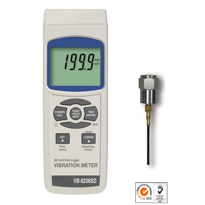 Elma VB8206SD vibrationsmåler med tydelig skærm og måleprobe, inklusive certificeringsmærker for kvalitet og overensstemmelse.