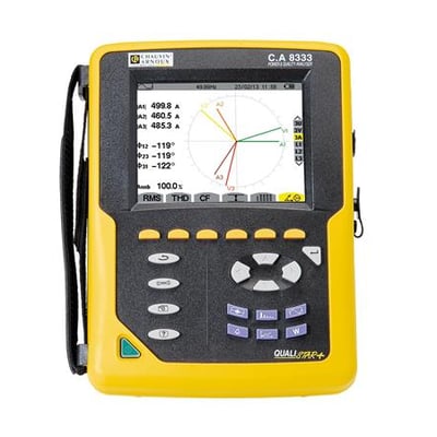 Elma Instruments CA 8333 Qualistar elforsyningsanalysator set lidt fra siden, fremviser den gule og sorte enhed med dens tydelige knapper og skærm, som viser målinger.