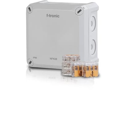 Grå f-tronic NFK08 forgreningdåse, 85x85x54mm, IP66, med 5 stk 4mm² klemmer ved siden af, vist på hvid baggrund.