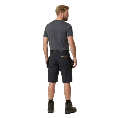 Kansas Evolve 132074 sorte arbejdsshorts i størrelse C48 set bagfra på en model med værktøjslommer.