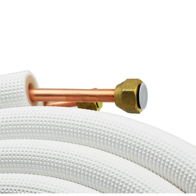 LuftX® isoleret kobberrør med 1/4" og 3/8" dimensioner, vist med messingfittings og hvid isolering.