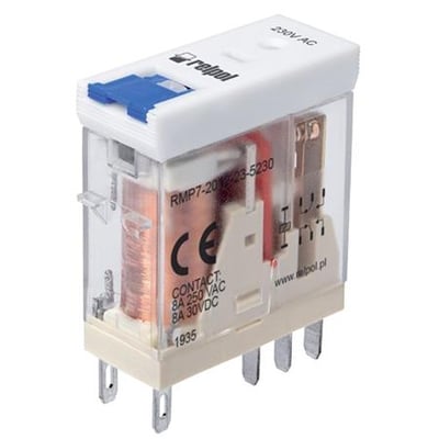 Relpol stikrelæ med gennemsigtigt hus, blå testknap og stikben, til 8 A og 230 V AC med LED-indikator.