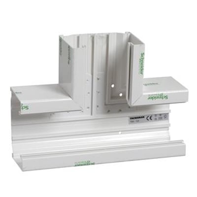 Thorsman T-stykke TEK-TS123 fra Schneider Electric i hvid RAL9016 plast, viser selve t-stykket samlet med forskellige tilslutningsdele.