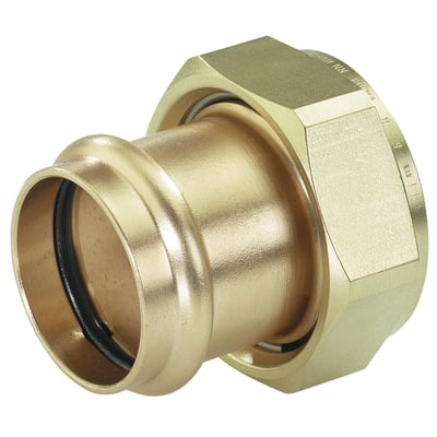 Kemper forskruning i rødgods med 28 mm V-presmuffe og 1 1/4" fladtætnende omløber på hvid baggrund.