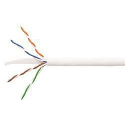 Systimax U/UTP Kat6 datakabel i hvid LSZH, vist med afskåret ende der afslører de snoede par i orange, blå, brun og grøn.