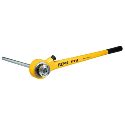 Rems hånd-gevindskæreklup Eva med 1/2" rør monteret, klar til gevindskæring på hvid baggrund.