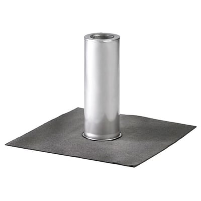 Jual faldstammeinddækning Ø 110 mm med dobbeltrør til tagpap, med sølvfarvet rør på en mørk tagpapflade.