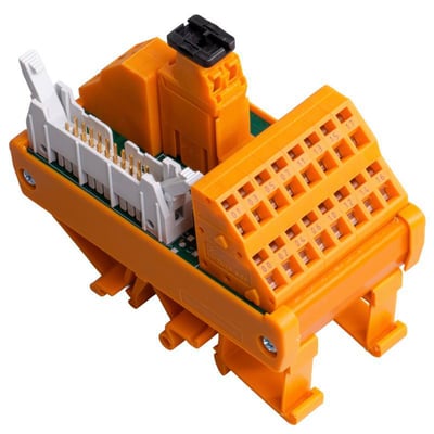 Weidmüllers LM2NZF-interface-modul med relæ ses skråt forfra med orange tilslutningsklemmer, nummerering og stikforbindelse.