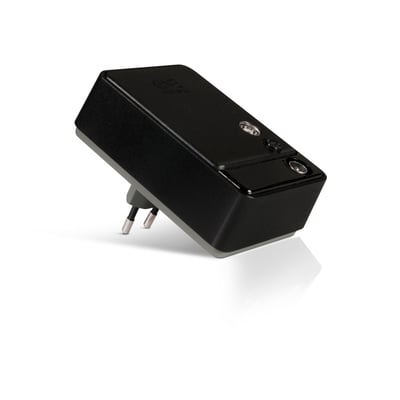 Nærbillede af den sorte One For All SV 9610 signalforstærker, der viser dens kompakte design med stik og knapper.