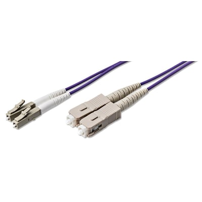 Fiberoptisk patchkabel med lilla duplexkappe, LC- og SC-konnektorer i grå farve, 10 meter langt.