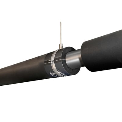 Armafix AF isoleret rørbærer FX-6-76/80K, monteret på et rør for at vise detaljer om skumkonstruktion og metalbånd.