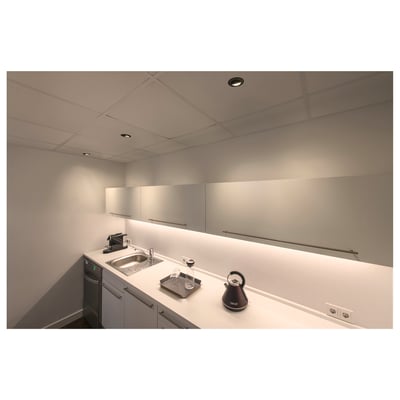 SLV UNIVERSAL Downlight afdækning i sort ses monteret omkring runde, indbyggede loftspots i et køkken.