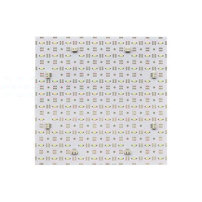 Oversigtsbillede af et 25x25 cm CCT LED ark med 200 LEDs og RA95 farvegengivelse, klar til installation.