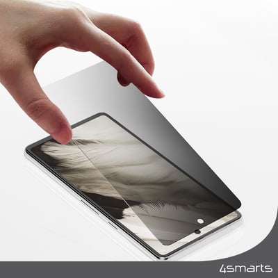 4smarts skærmbeskytter til Samsung Galaxy A36/A37/A56/S24 FE lægges på telefonens skærm med fingrene.