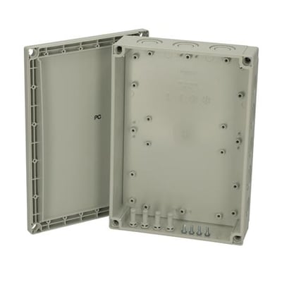 Fibox MNX PCM montageboks i slagfast polycarbonat, 180x255x60 mm, med åbent gråt dæksel og synlige monteringsmuligheder.