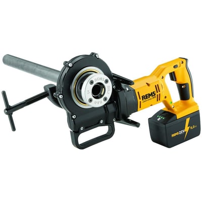 Rems Akku-Amigo 22V gevindklup med 9.0 Ah batteri og metalrør monteret, klar til brug på byggepladsen.