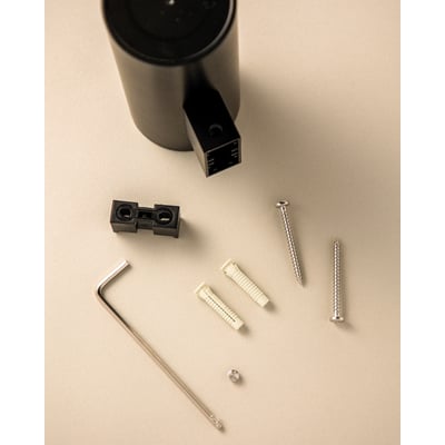 Cosmic Logic tandbørsteholder i sort med mat overflade, vist med tilbehør til montering, herunder skruer og rawplugs.