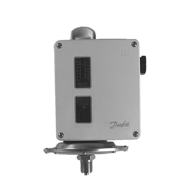 Bagfra-perspektiv af en Danfoss RT pressostat, viser dens grå metalhus og tilslutningsgevind i bunden.