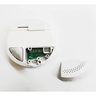 Rondo lysdæmper, hvid, åben med synlige printplader og tilslutningsskruer, klar til montering.