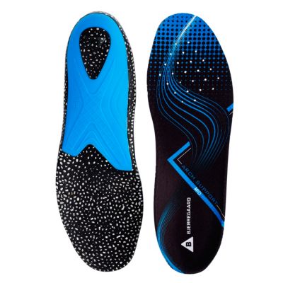 Overdel og underdel af Footwear by Bjerregaard indlægssål til medium svang, størrelse 44-45, med blå detaljer og logo.