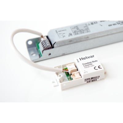 Helvar Casambi Freedom kabel på 15 cm forbinder en strømforsyning med en hvid node på en hvid baggrund.