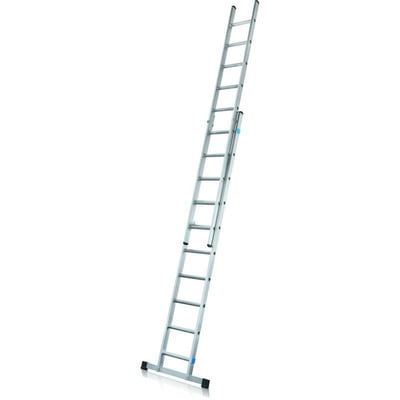 Zarges 44820 todelt skydestige i aluminium med 2x10 ergonomiske trin, monteret på hvid baggrund.