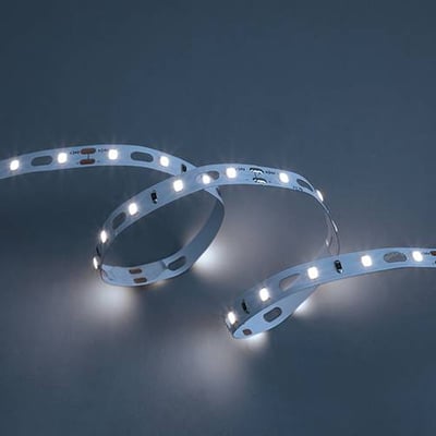 Fleksibelt Ansell Lighting LED bånd Z-Cell med tændte dioder, der giver koldt hvidt lys på en grå baggrund.