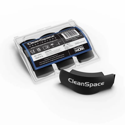 Nærbillede af Cleanspace Technology partikelfilterpakke og et enkelt filter, der viser P3 godkendelsen og mærkning for CleanSpace WORK.