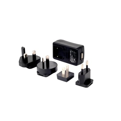 3M Peltor FR08 vægkontakt med USB-port og strømadapter vist sammen med forskellige stikadaptere.
